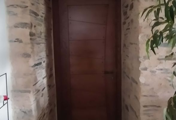 Porte d'intérieur en bois massif à Saint Vincent des Landes