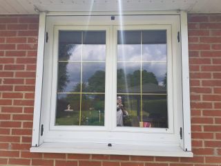 Fenêtre PVC avec croisillons laiton intégrés.