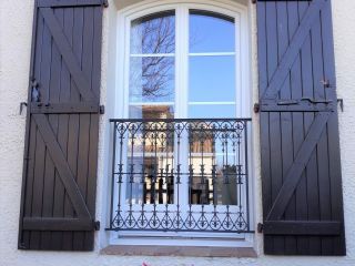Pose de portes-fenêtres PVC T70 avec cintrages élégants.