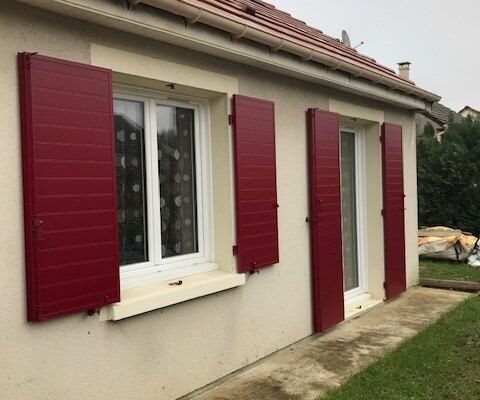 Nouveaux volets rouge pourpre pour fenêtres.