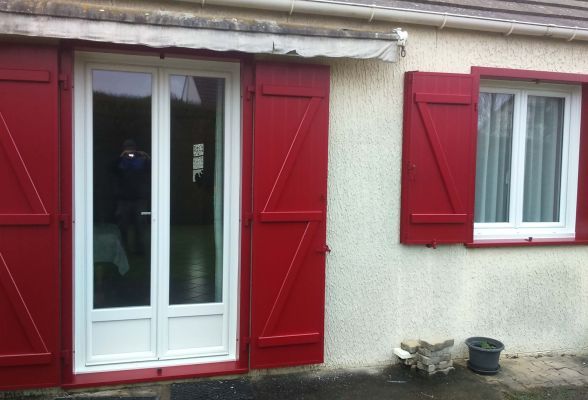 Rénovation fenêtres ISO PVC avec volets rouges.