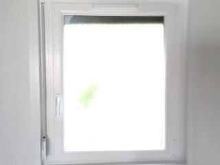 Fenêtres PVC triple vitrage gris anthracite.
