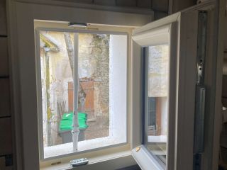 Fenêtre PVC T84 esthétique et fonctionnelle.
