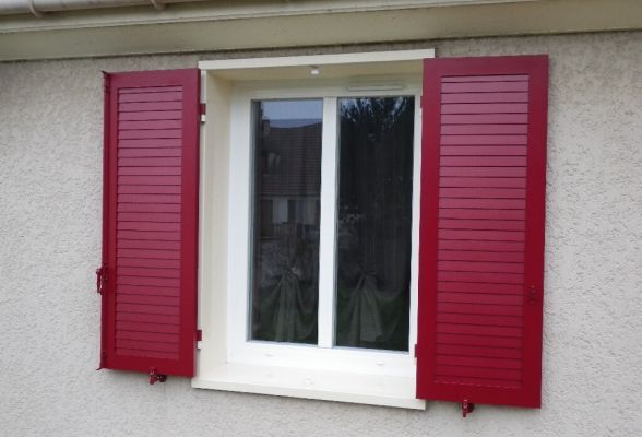 Installation de fenêtres et volets alu blanc et rouge
