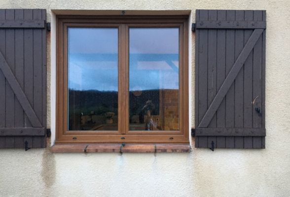 Fenêtre PVC chêne d'or T84, expertise TRYBA Aubin.