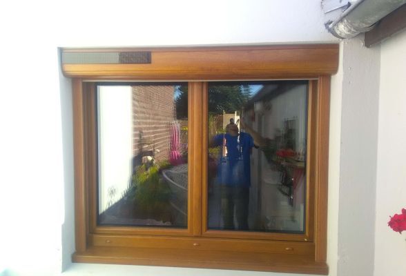Fenêtre PVC T84 et volet extérieur.