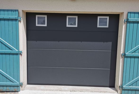 Porte de garage sectionnelle grise anthracite