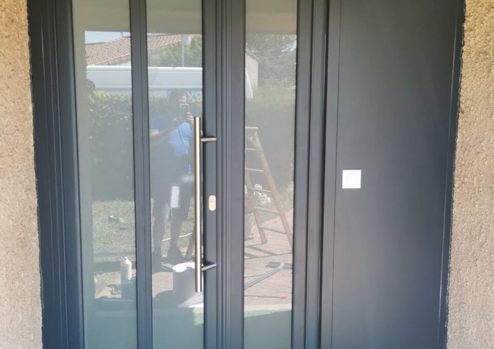 Porte d'entrée en aluminium vitrée
