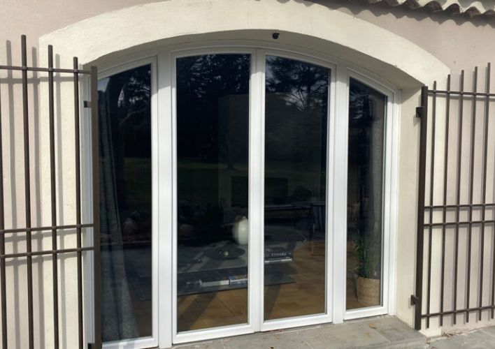Porte fenêtre PVC TRYBA T84 de qualité.