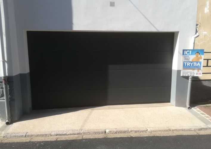 Portes de garage motorisées et porte-fenêtre PVC