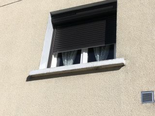 Fenêtres PVC blanc, volets roulants solaires bruns