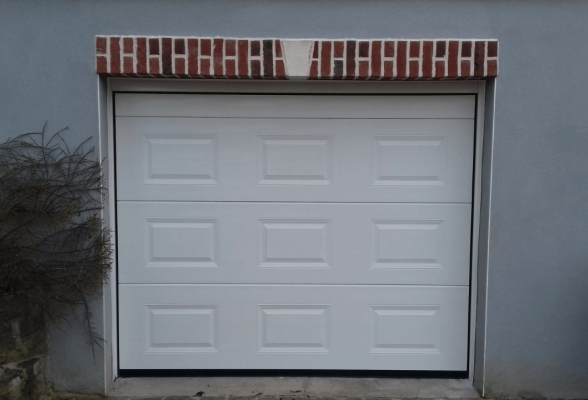 Porte de garage motorisée haut de gamme.