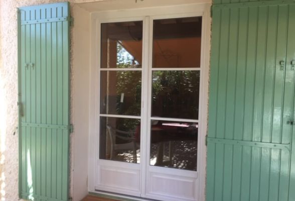 Porte fenêtre en bois de qualité.