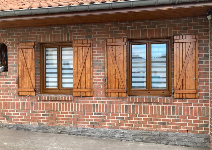 Porte-fenêtre PVC et porte de garage en chêne doré à Raismes