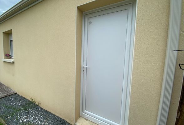 Porte-fenêtre PVC T70 : robustesse, isolation, design.