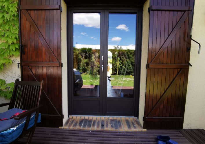 Porte-fenêtre en aluminium brun-gris Ral 8019