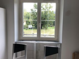 Fenêtres et portes-fenêtres en PVC beige avec croisillons gravés.