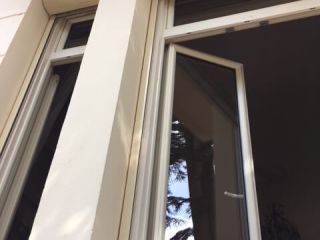 Fenêtres PVC Beiges TRYBA T7 avec imposte.