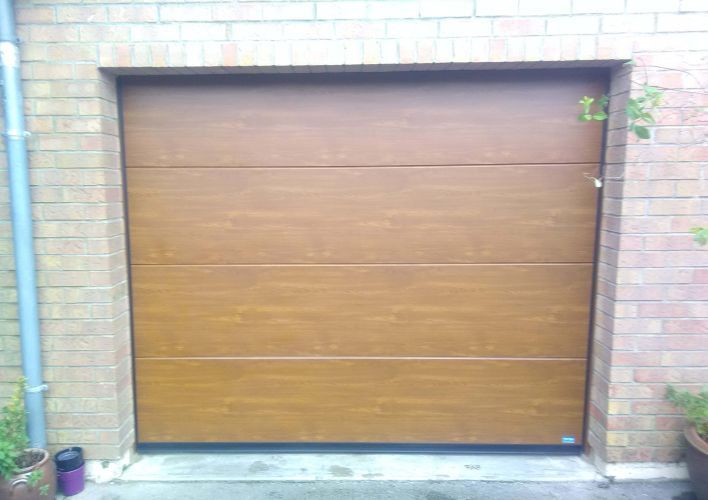 Porte de garage en chêne doré.