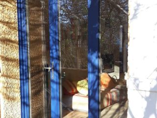 Porte-fenêtre 3 vantaux aluminium bleu saphir.