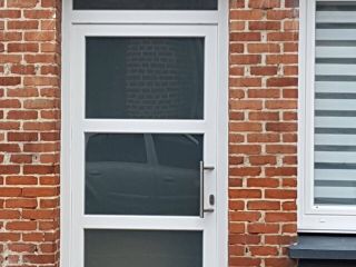 TRYBA Arras : fenêtres PVC blanc et porte d'entrée