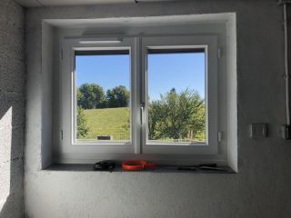 Fenêtres PVC T70 blanches, volets roulants solaires bruns