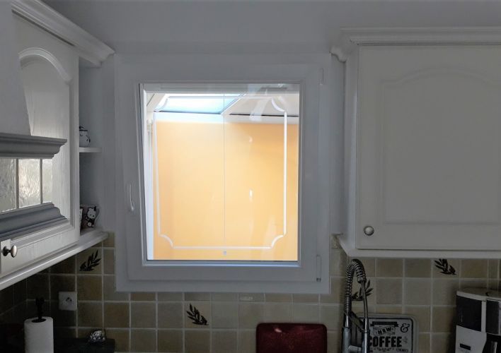 Fenêtre PVC oscillo-battant avec vitrage ornemental