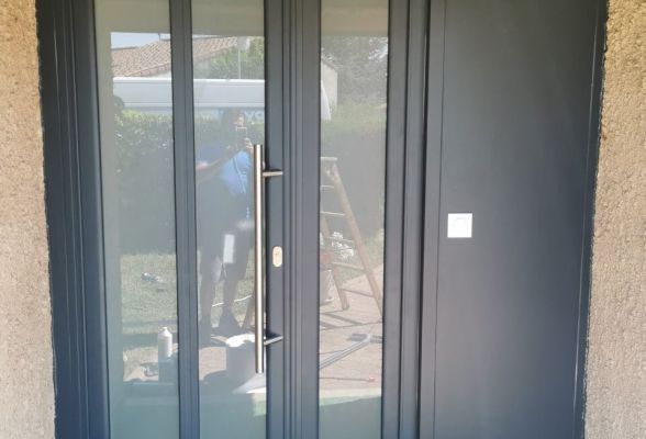 Porte d'entrée en aluminium vitrée