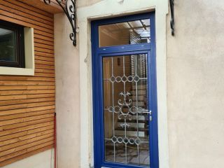Porte d'entrée Aluminium BARBADE blanche et bleu saphir à Limas