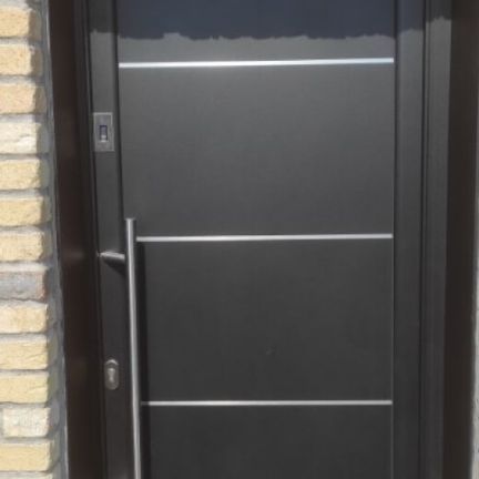 Porte d'entrée en aluminium avec biométrie.