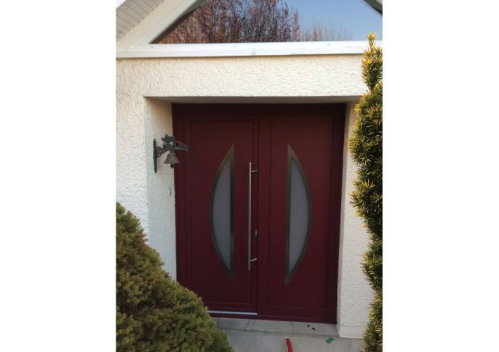 Fenêtres et porte d'entrée en aluminium rouge