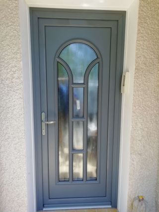 Porte d'entrée Lombarde TRYBA, bicoloration grise/blanche.