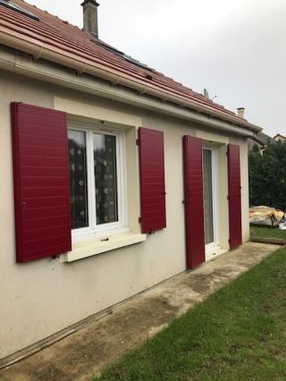 Nouveaux volets rouge pourpre pour fenêtres.