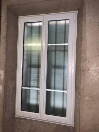 Fenêtre TRYBA T84 en PVC blanc.