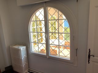 Fenêtre cintrée PVC blanc T70, modernité garantie.
