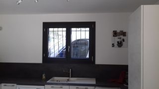 Fenêtre PVC T70 Anthracite Perlé avec Poignée Titane.