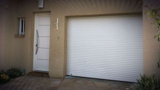 Installation professionnelle de porte d'entrée et garage.