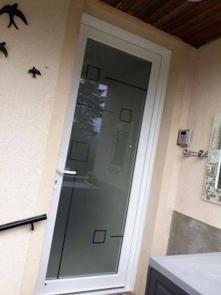 Porte d'entrée vitrée PVC modèle JADE