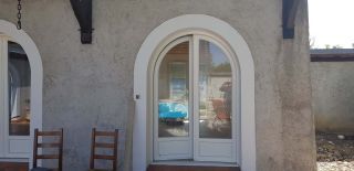 Fenêtres cintrées PVC TRYBA, rénovation charme.