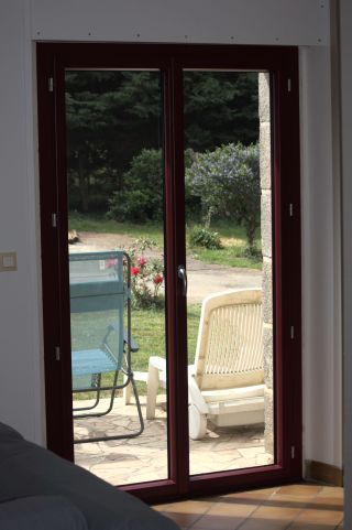 Porte d'entrée, volets solaires et porte-fenêtre TRYBA.