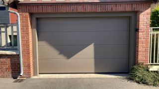 Porte de garage sectionnelle plafond gris