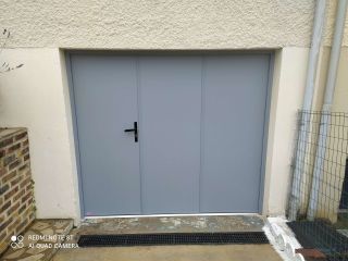 Porte de garage en aluminium sécurisée.