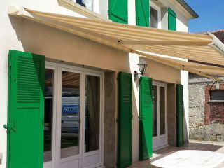 Installation d'un store par TRYBA Vert-Saint-Denis