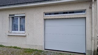 Fenêtre Tryba PVC blanche T70 et porte de garage sectionnelle.
