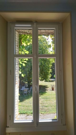 Fenêtres T70 blanches, crémones élégantes