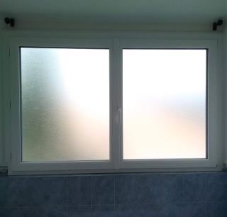 Fenêtres PVC avec volets roulants de qualité.