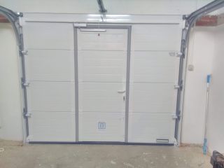 Porte d'entrée PVC et Porte de garage sectionnelle avec portillon