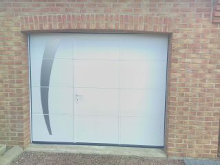 Porte d'entrée PVC et Porte de garage sectionnelle avec portillon