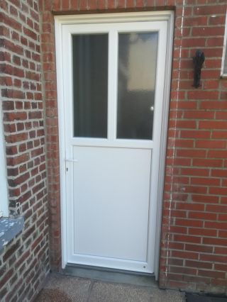 Portes de garage motorisées et porte-fenêtre PVC blanc