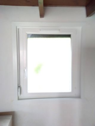 Fenêtres PVC triple vitrage gris anthracite.